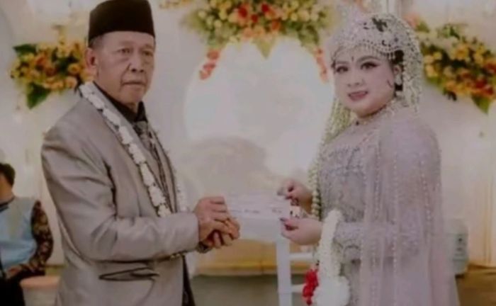Bukan dari Mbah Tarman, Inilah Asal Uang Rp100 Ribu yang Dibagikan ke Tamu Undangan Pernikahan Viral